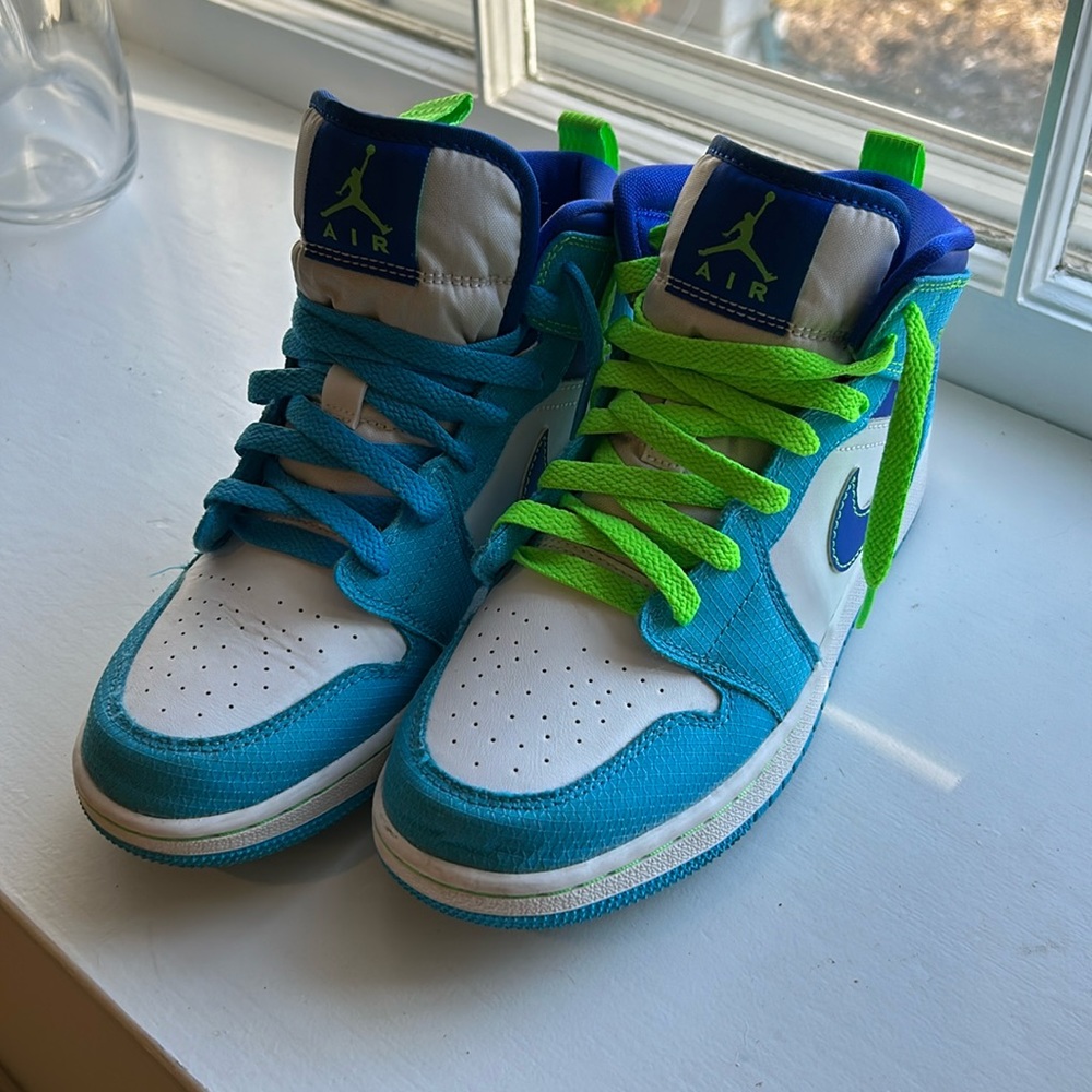 Nike Air Jordan 1 Mid SE GS size 5.5Y